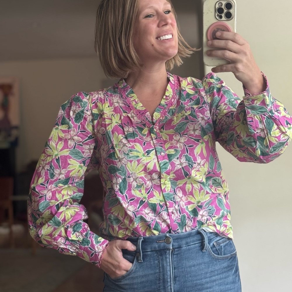 NWT Avara Colorful Floral Pink and Green Women's Top Size Small Long Sleeve